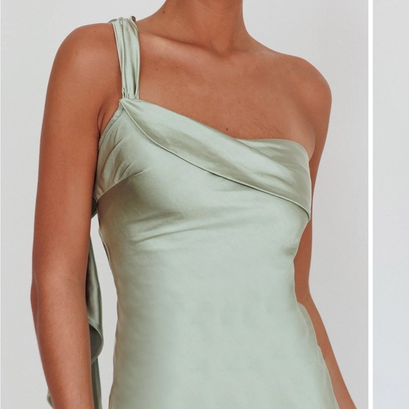 Selfie Leslie. Carmel One-Shoulder Sash Maxi Dress. Green. Size medium. NWT. - Picture 3 of 5